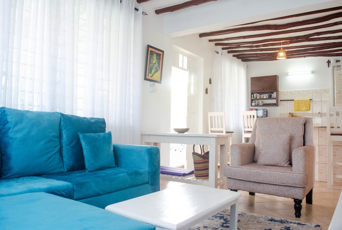 2 BR unit, pool, and 2 mins to the beach — photo 1
