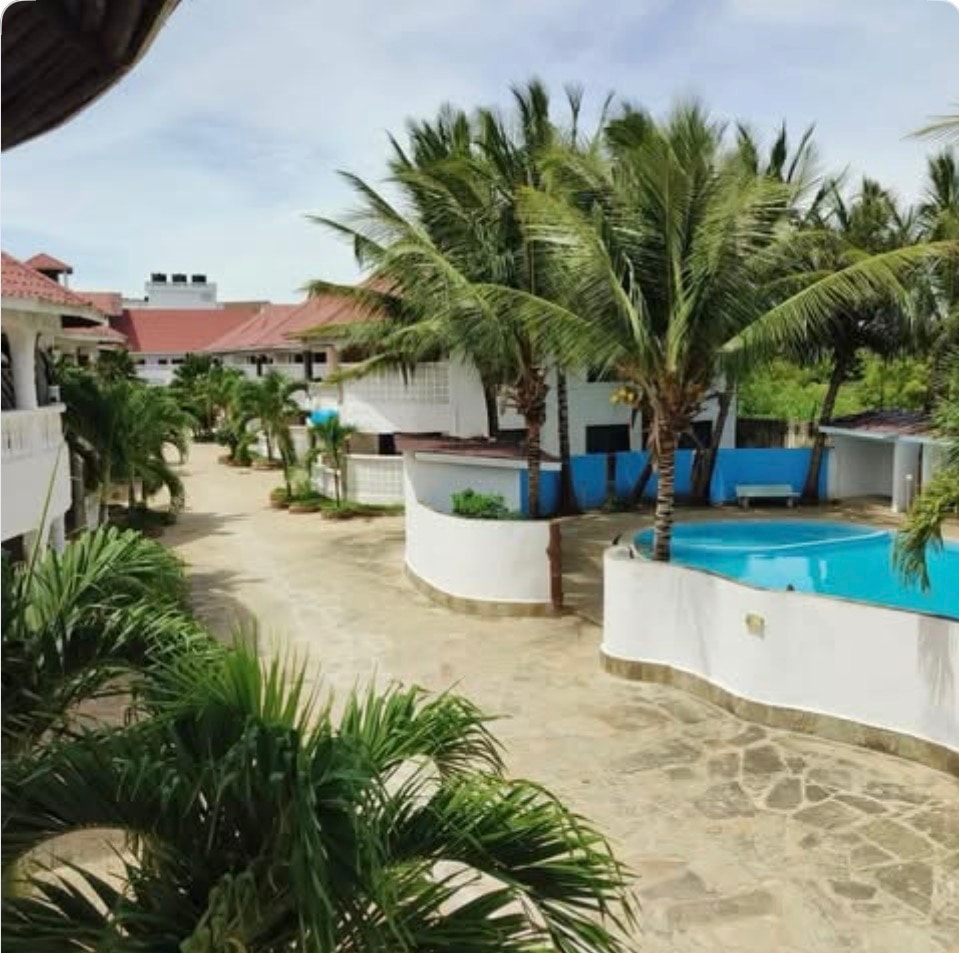 2 BR unit, pool, and 2 mins to the beach — photo 12