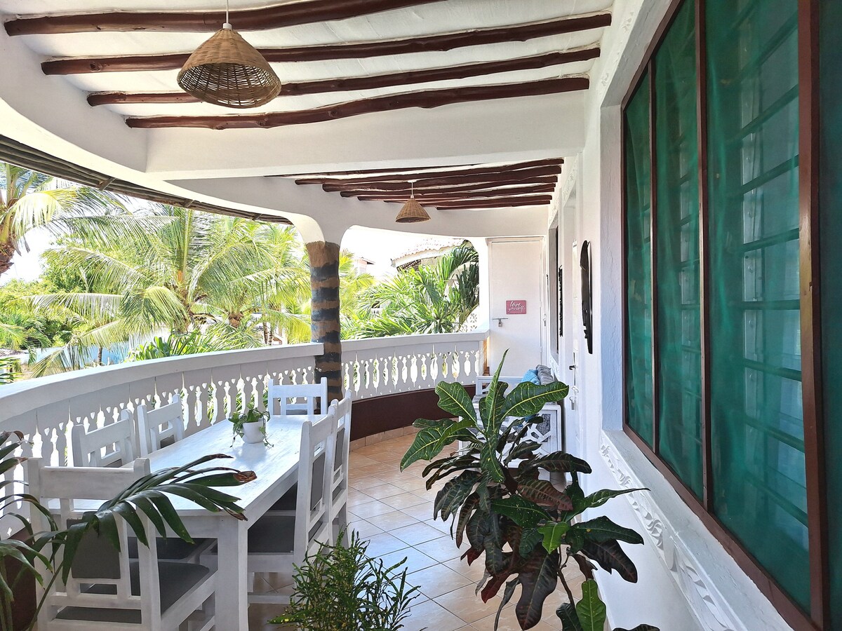 2 BR unit, pool, and 2 mins to the beach — photo 3