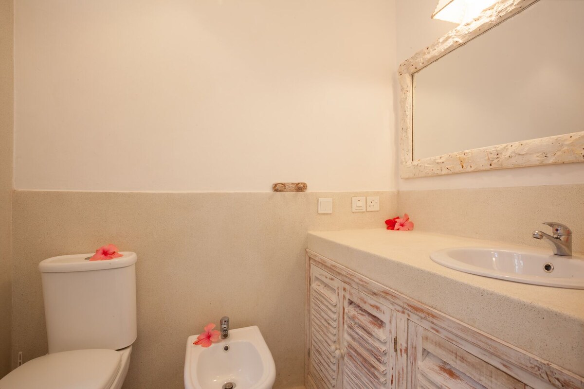 Stunning 4BR – 5 Minutes to the Beach — photo 3