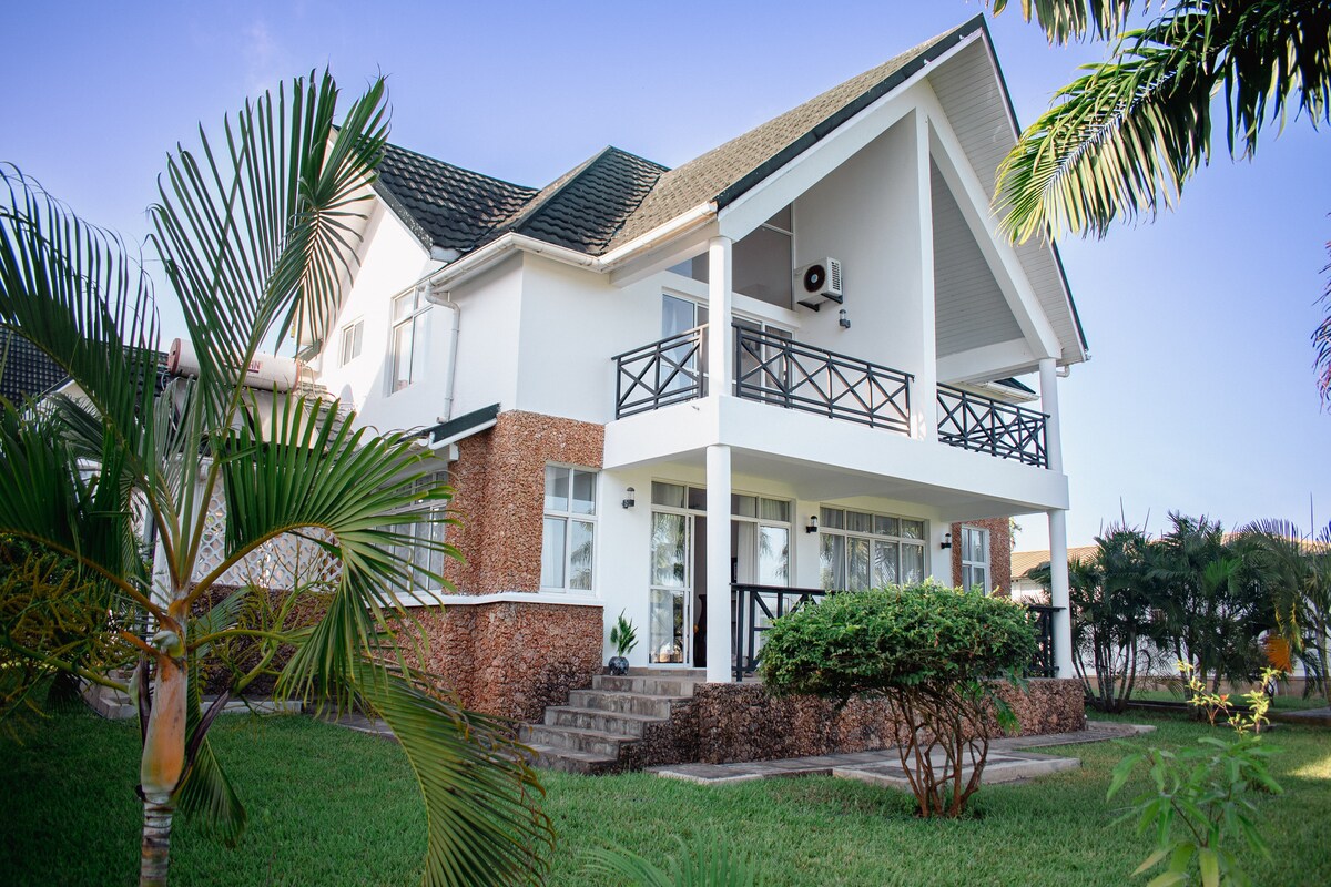 Affordable Cosy 3BR Villa 10 mins walk to Pristine Beach — photo 1
