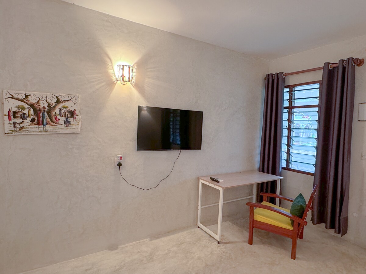 Modern Kaleb's Beachfront Studio photo 13
