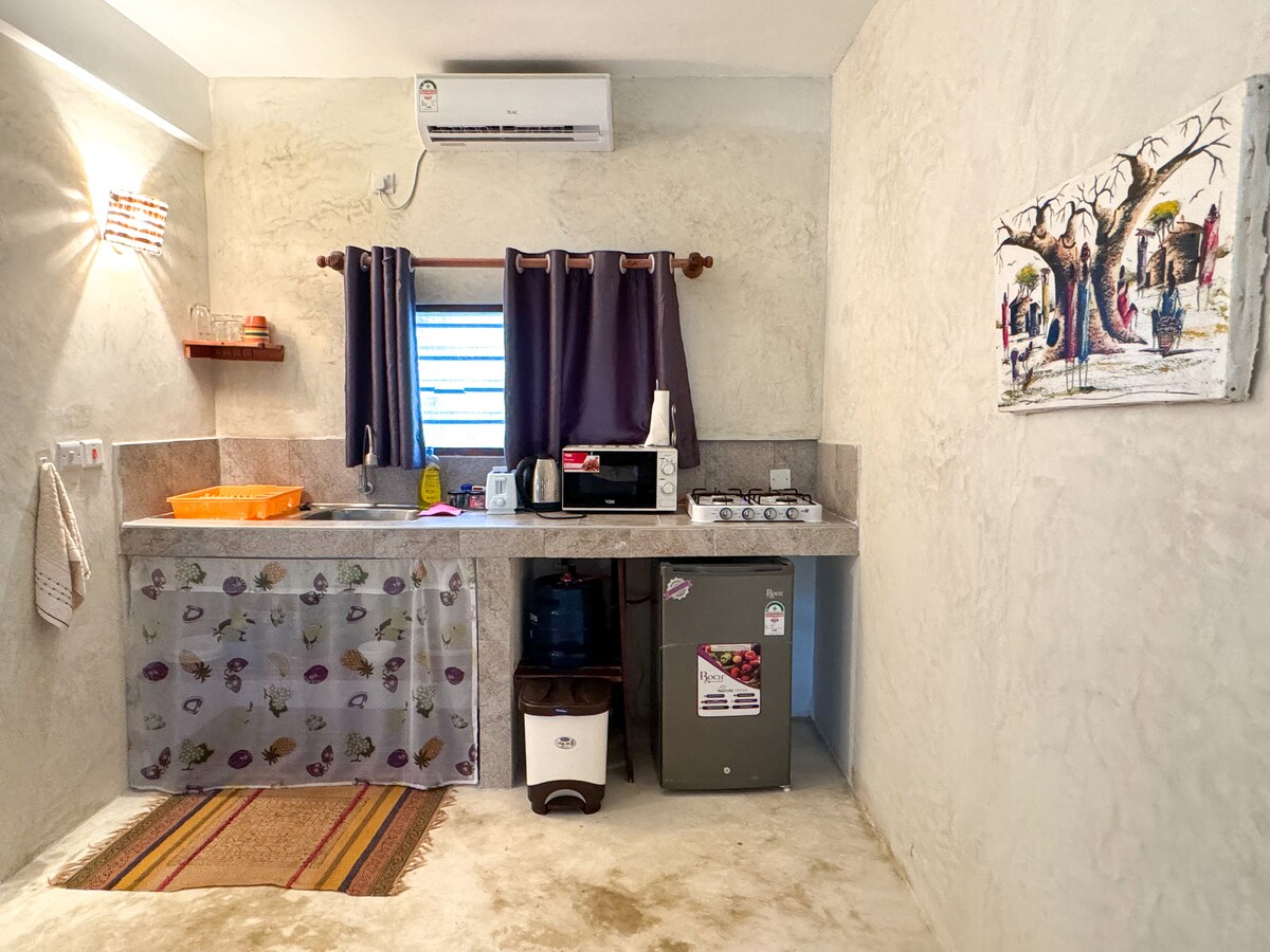 Modern Kaleb's Beachfront Studio photo 15