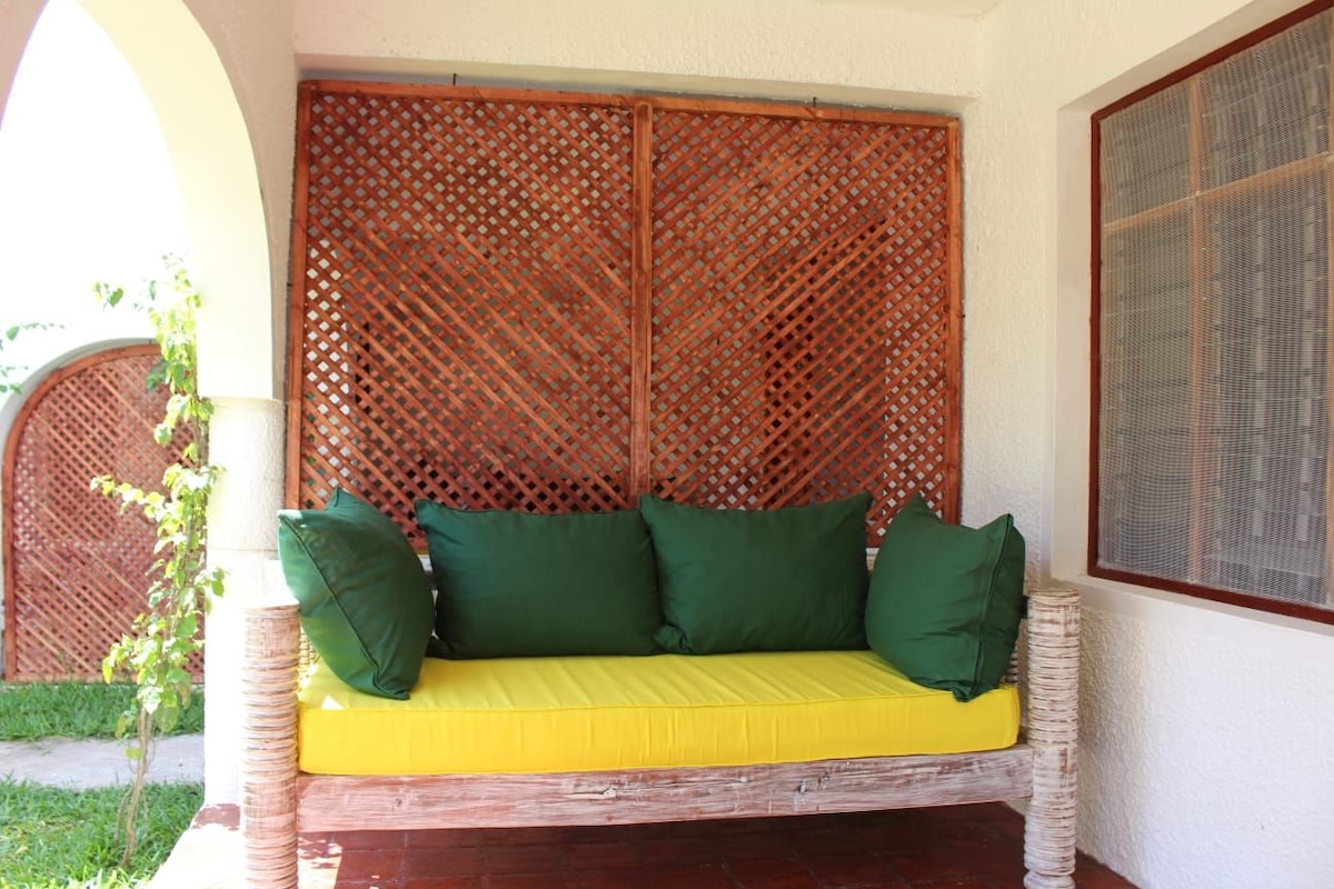 Modern Kaleb's Beachfront Studio photo 2