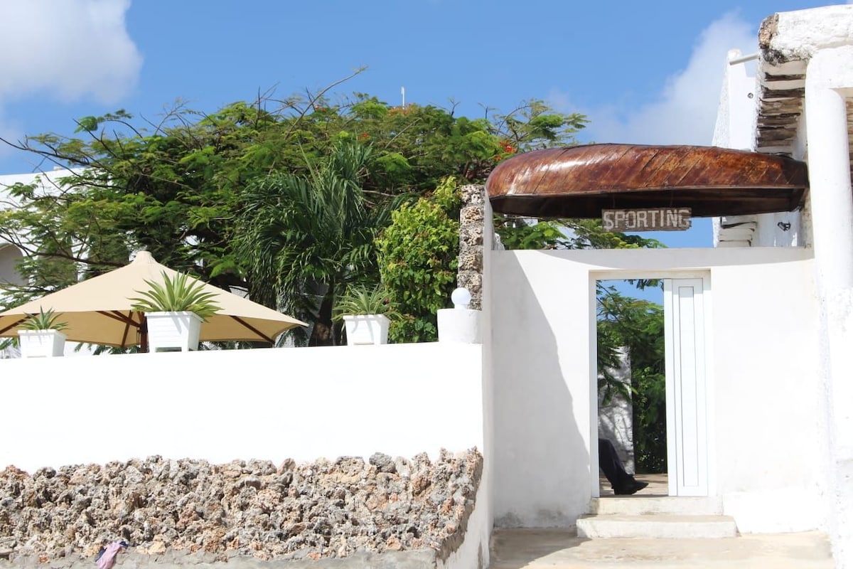 Modern Kaleb's Beachfront Studio photo 6
