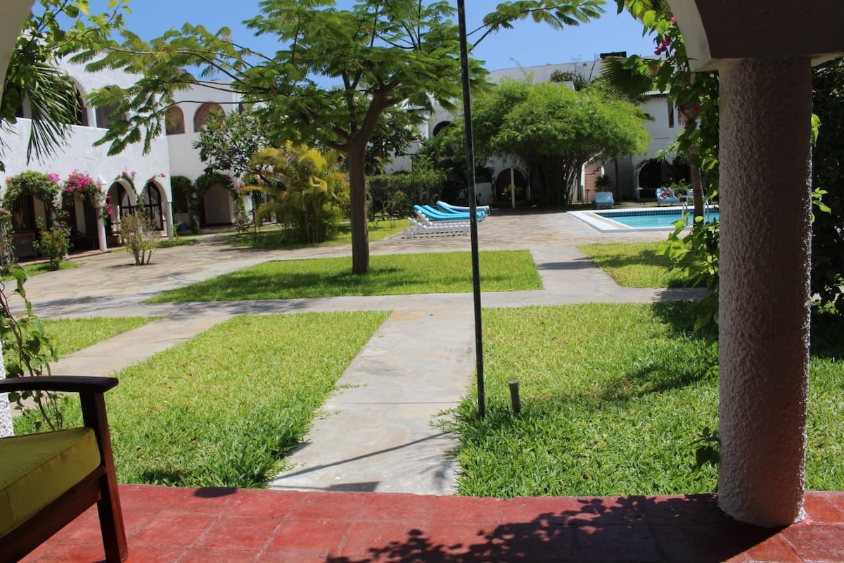 Modern Kaleb's Beachfront Studio photo 8