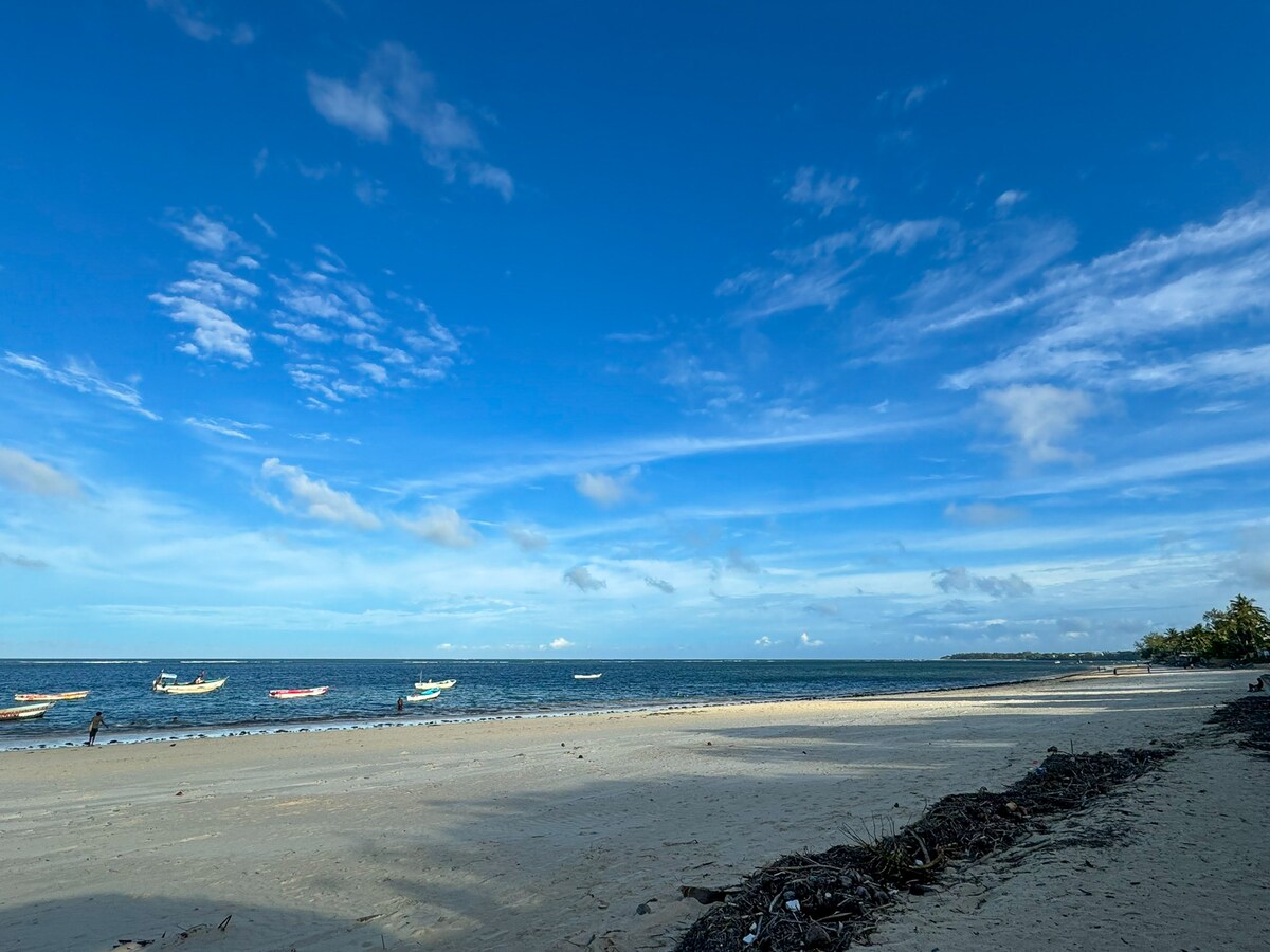Modern Kaleb's Beachfront Studio photo 9