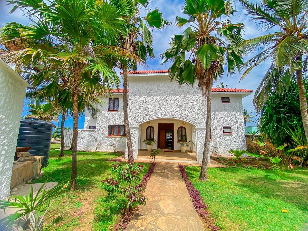 Elegant 3bdr beachfront Villa, Oceanviews, AC, Sunset photo 1