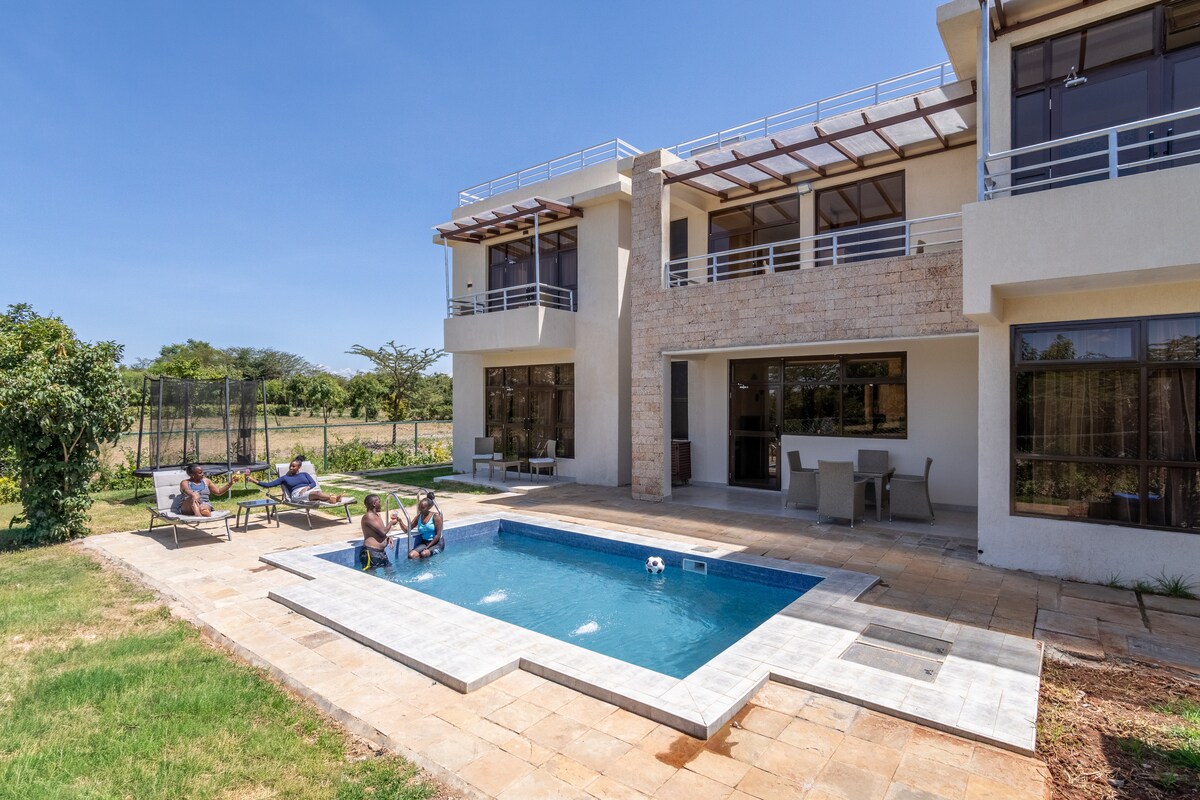 Luxury Group Villa | 7BR with Pool, Nanyuki photo 3