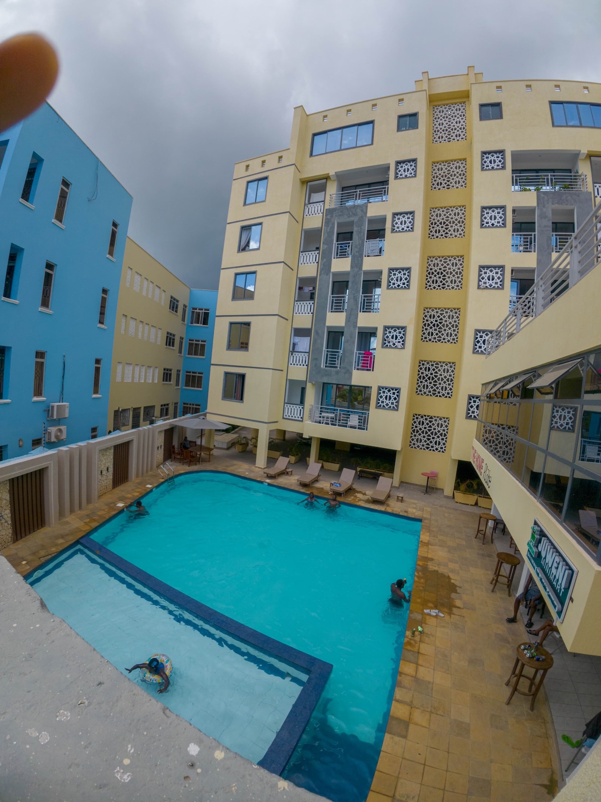 Luxury, 2BR, Gym, Pool, Beach, Parking, Secure, Minimart photo 2