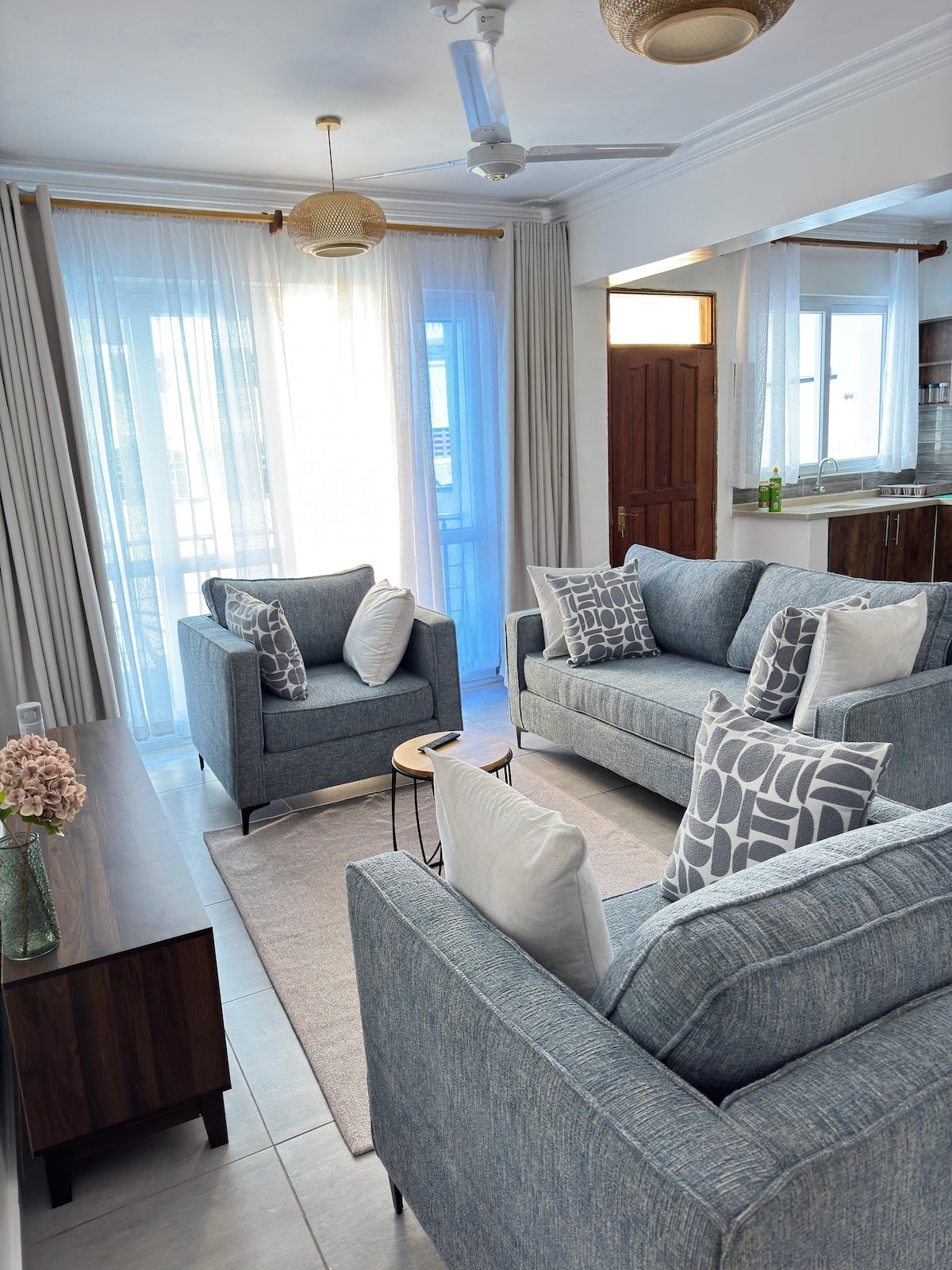 Elegant, 2BR, Retreat, Pool, Parking, Beach, Family photo 1