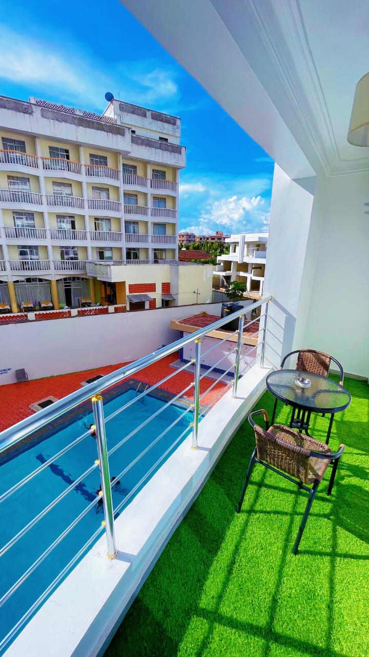 Elegant, 2BR, Retreat, Pool, Parking, Beach, Family photo 3