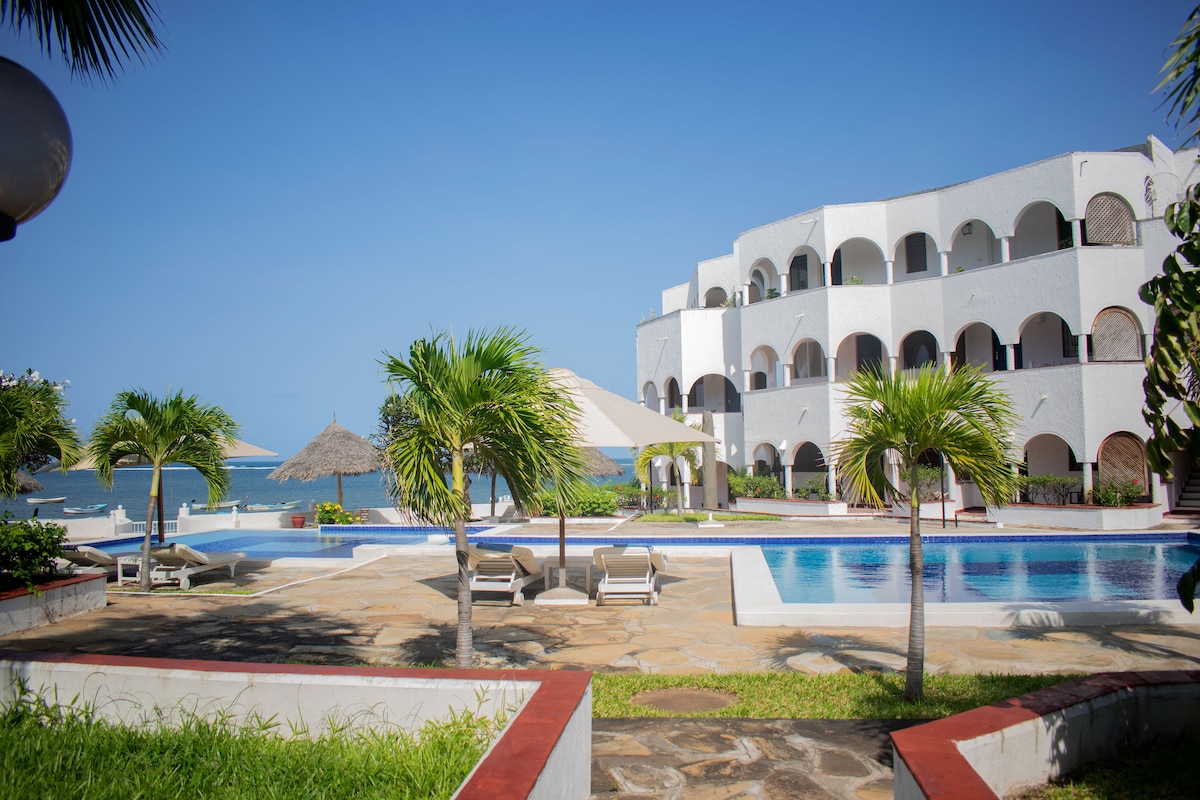 Panoramic Oceanfront Penthouse Pool & Housekeeping photo 2