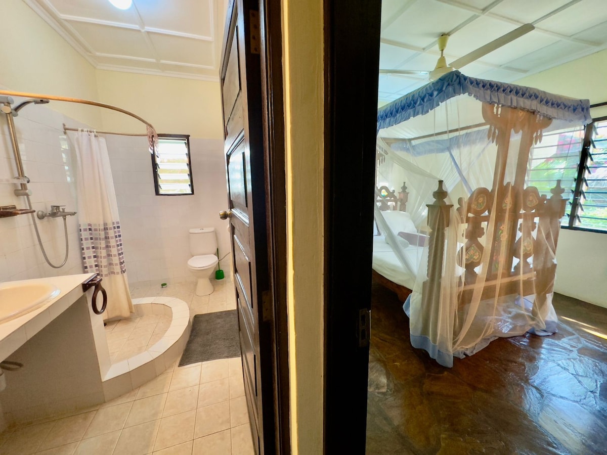 Banana House — photo 13