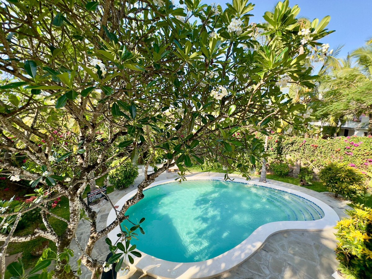 Banana House — photo 5