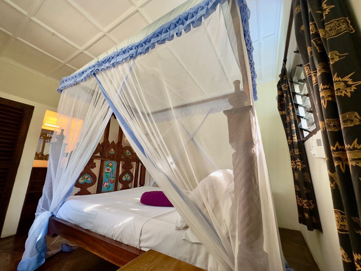 Banana House — photo 9