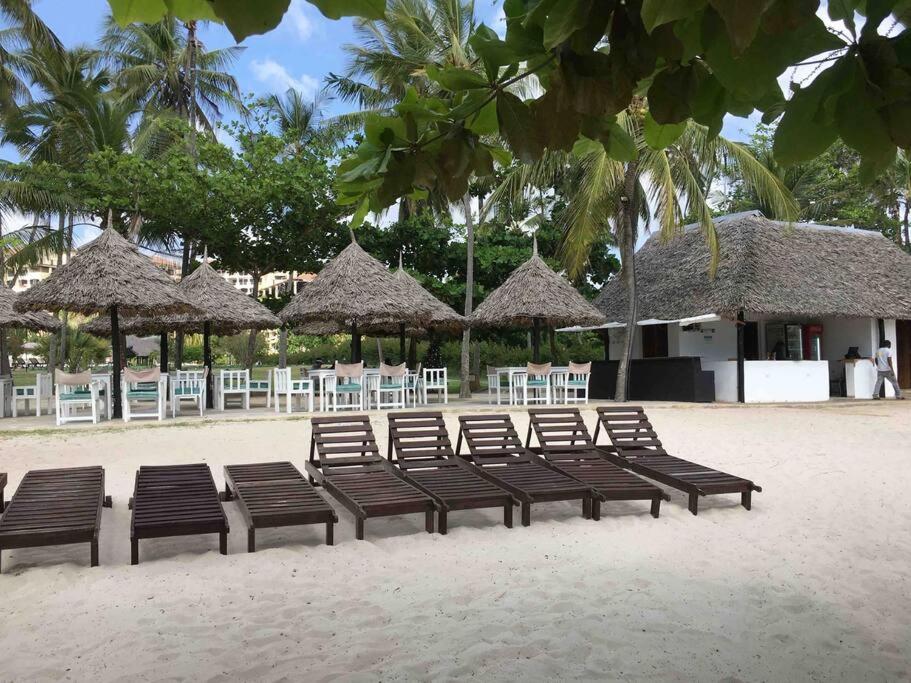 4BR Beachfront Home, Swimming Pool, Air Conditioning — photo 7