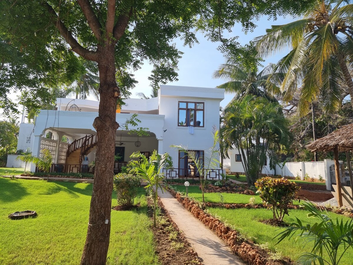 Familia 4BR Villa: Private Pool, Tranquil Diani Beach — photo 4