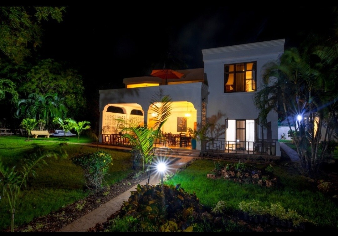 Familia 4BR Villa: Private Pool, Tranquil Diani Beach — photo 9