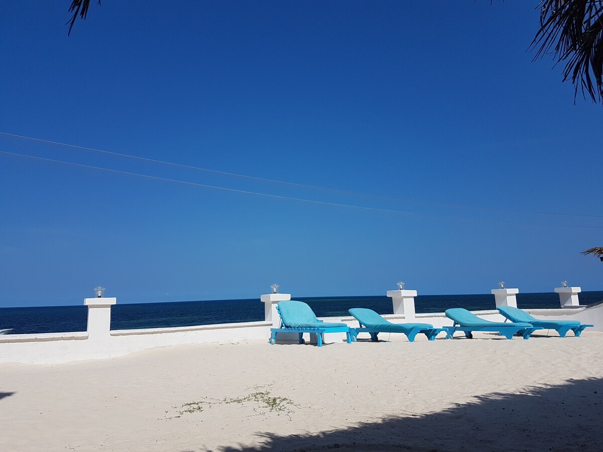 Mariposa 2BR Beachfront Apartment — photo 9