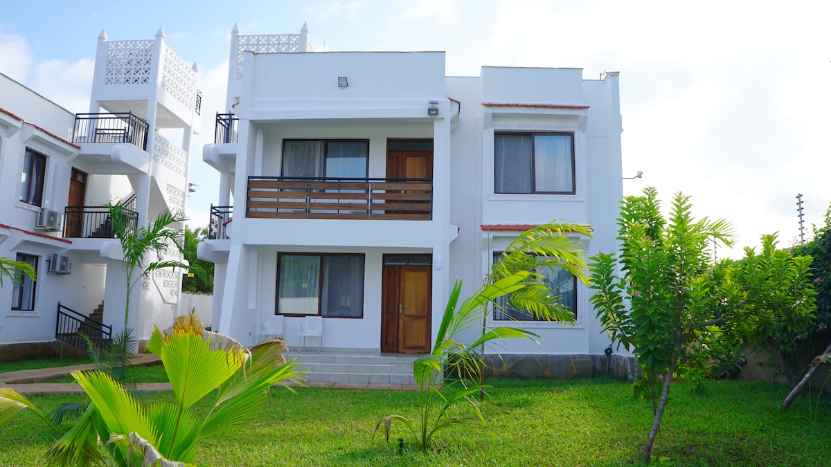 Lovely 2BR – 3 Minutes to the Beach — photo 2