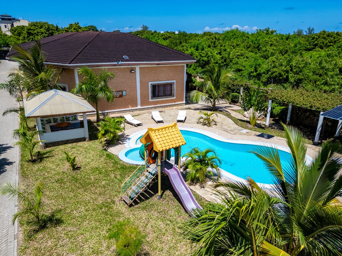 Family Pool Villa | 3BR, Diani photo 2