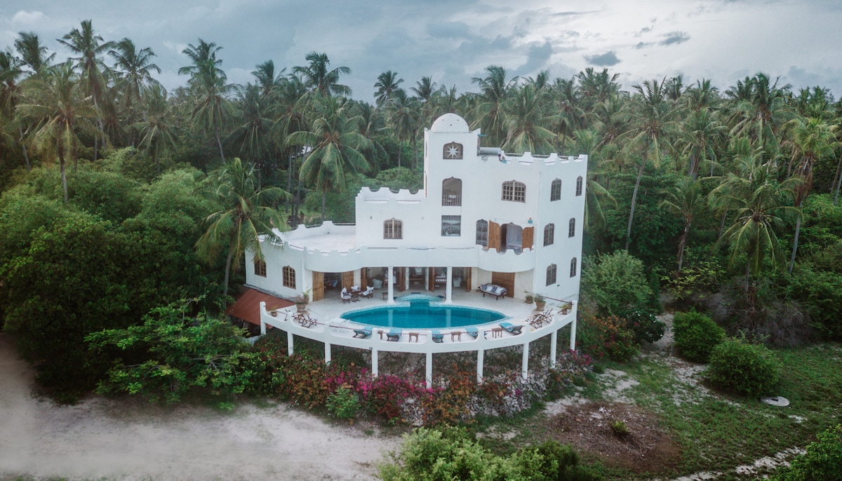 Stunning Sunny Villa Overlooking Mida Creek — photo 1