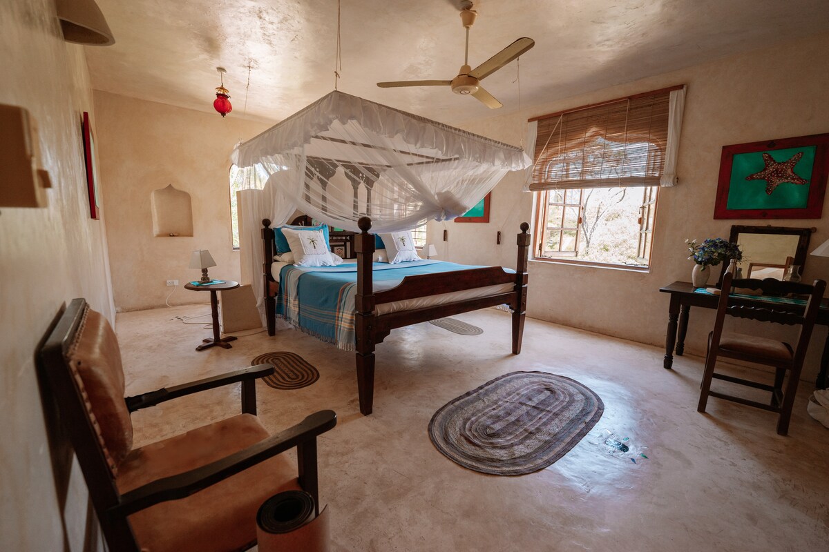 Stunning Sunny Villa Overlooking Mida Creek — photo 10