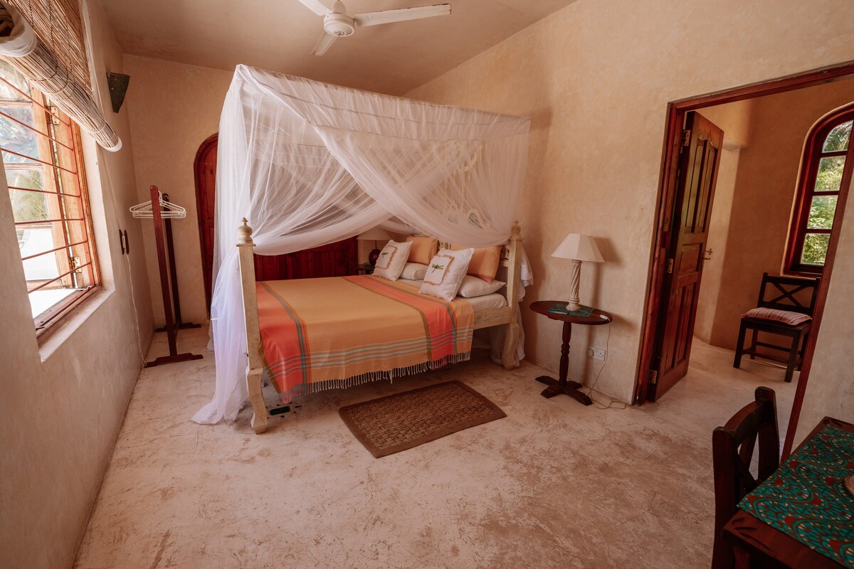 Stunning Sunny Villa Overlooking Mida Creek — photo 11