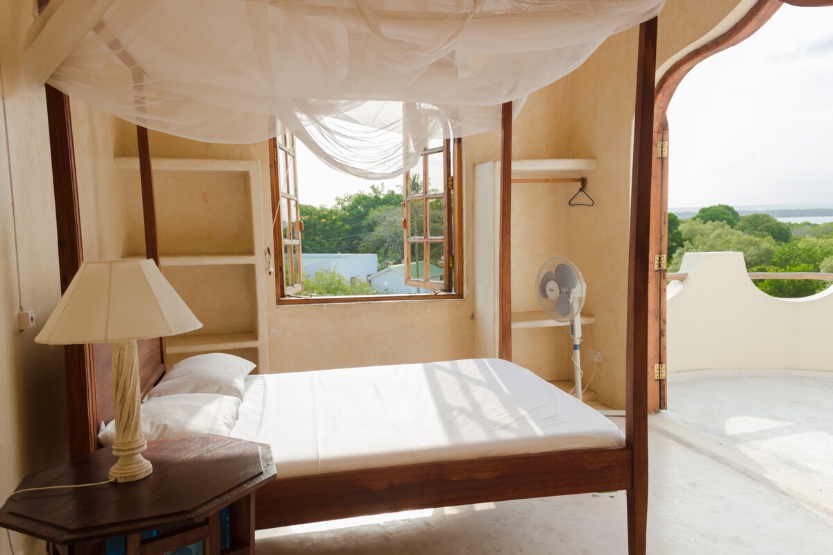 Stunning Sunny Villa Overlooking Mida Creek — photo 13