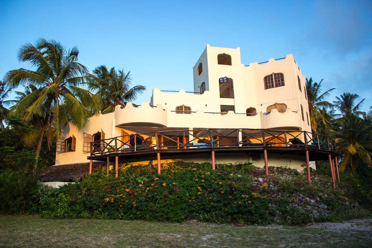 Stunning Sunny Villa Overlooking Mida Creek — photo 2