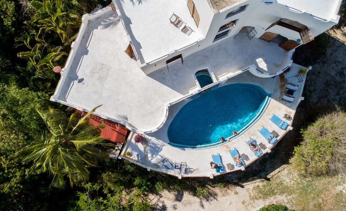 Stunning Sunny Villa Overlooking Mida Creek — photo 7