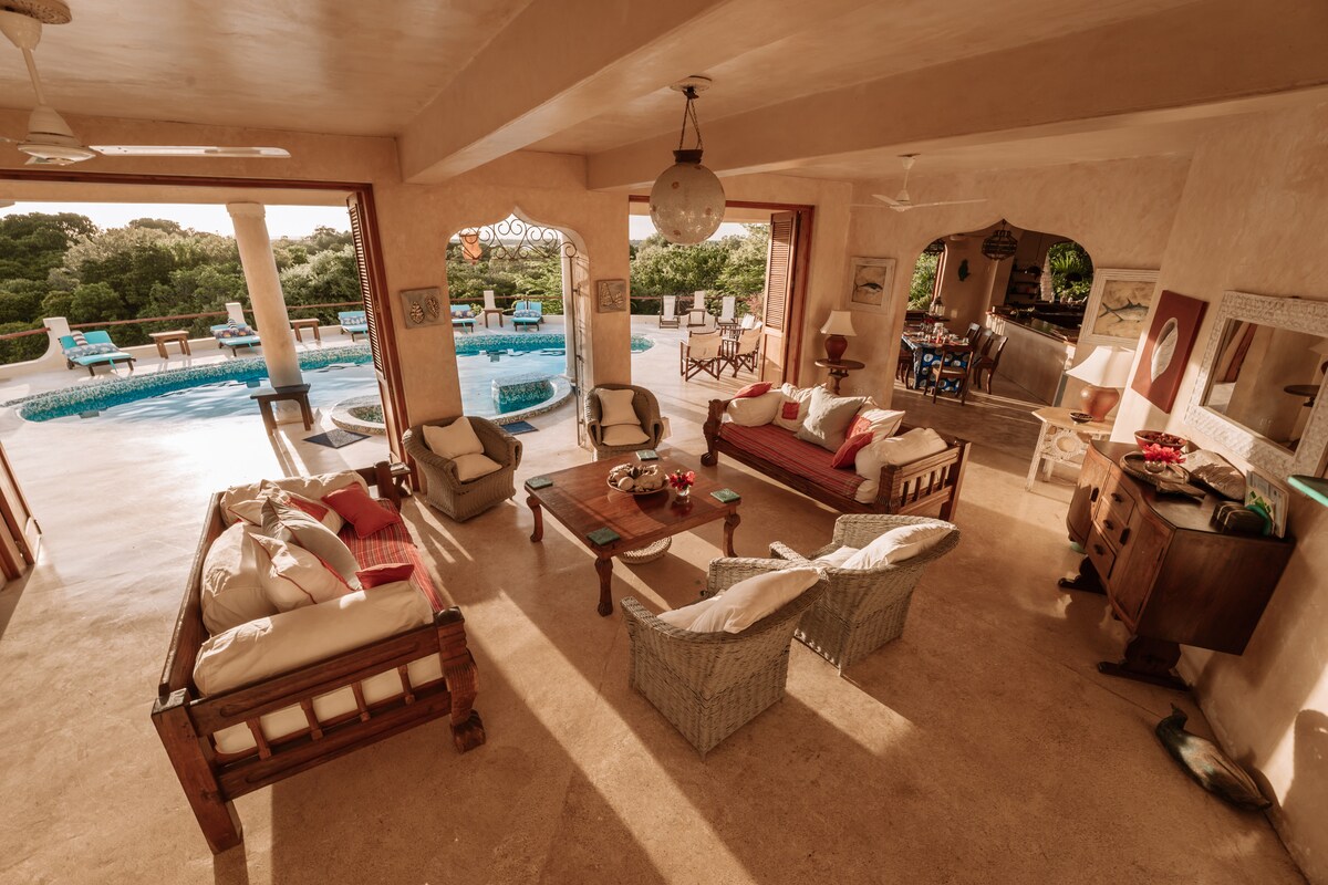Stunning Sunny Villa Overlooking Mida Creek — photo 8