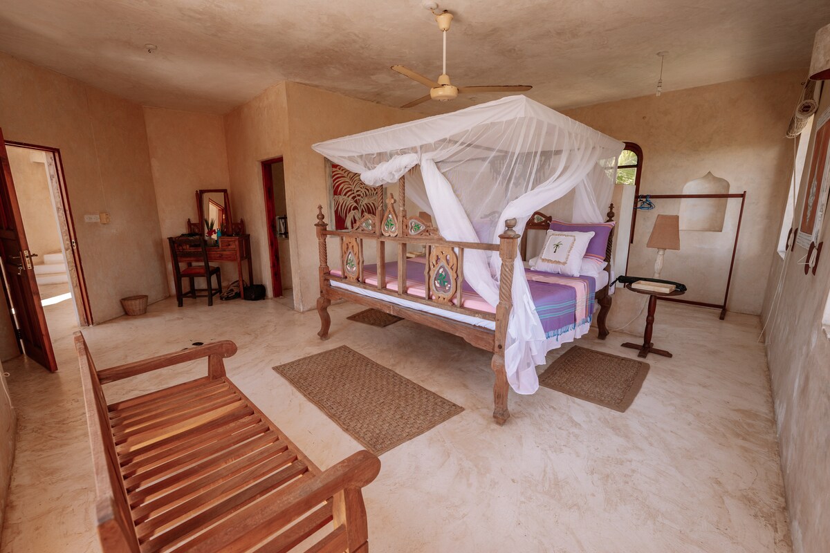 Stunning Sunny Villa Overlooking Mida Creek — photo 9