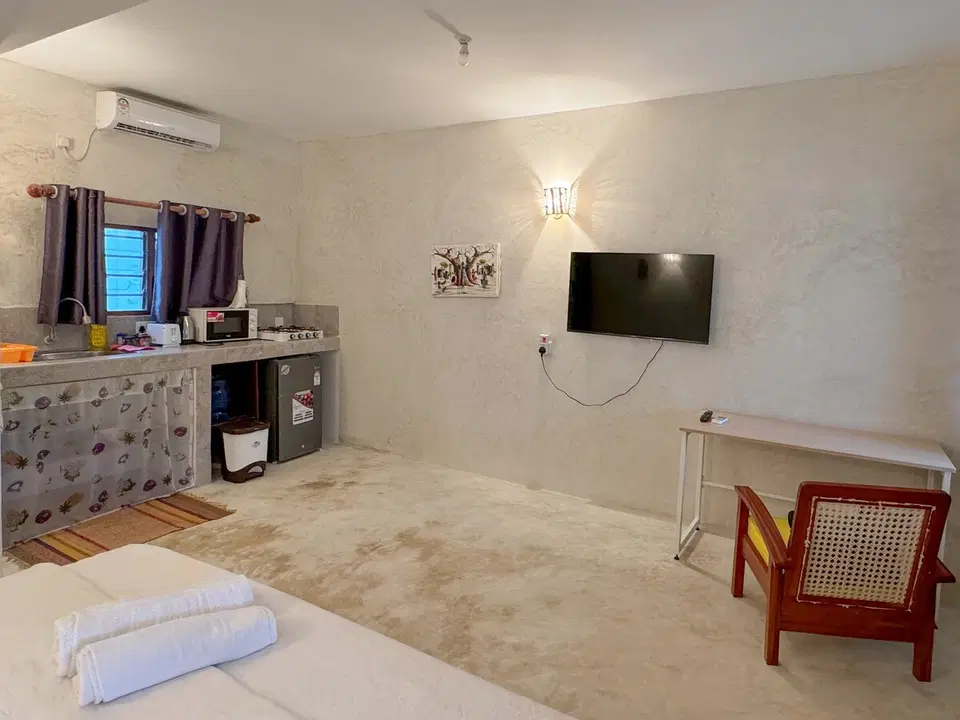 Modern Kaleb's Beachfront Studio photo 10