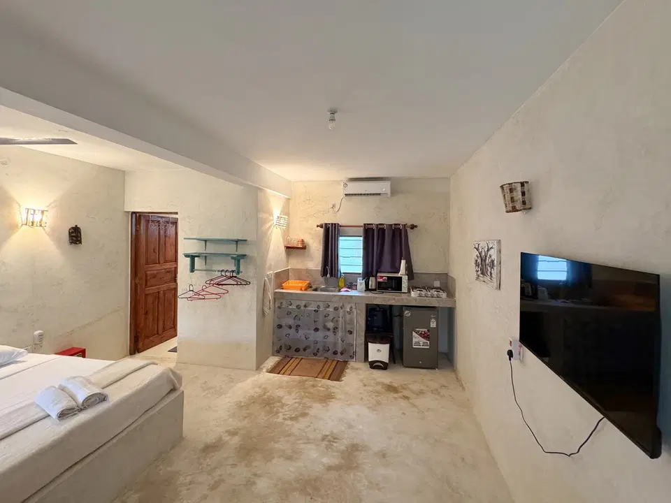Modern Kaleb's Beachfront Studio photo 11