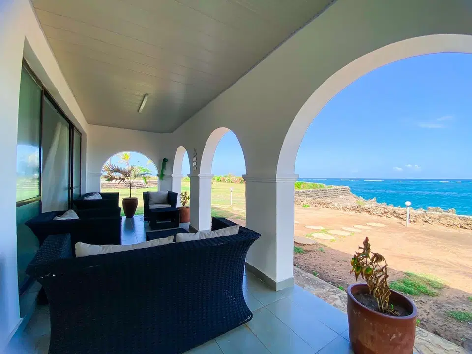 Elegant 3bdr beachfront Villa, Oceanviews, AC, Sunset photo 2