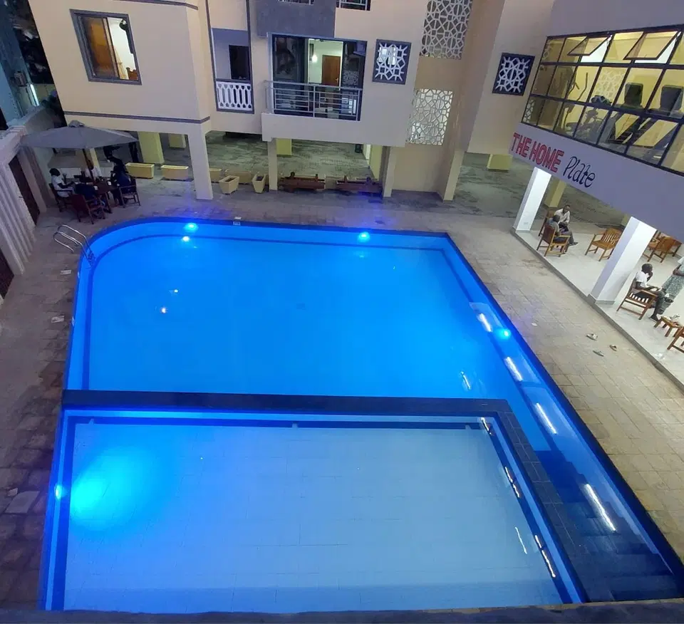 Elegant Studio with gym, pool,3 mins to the beach photo 1