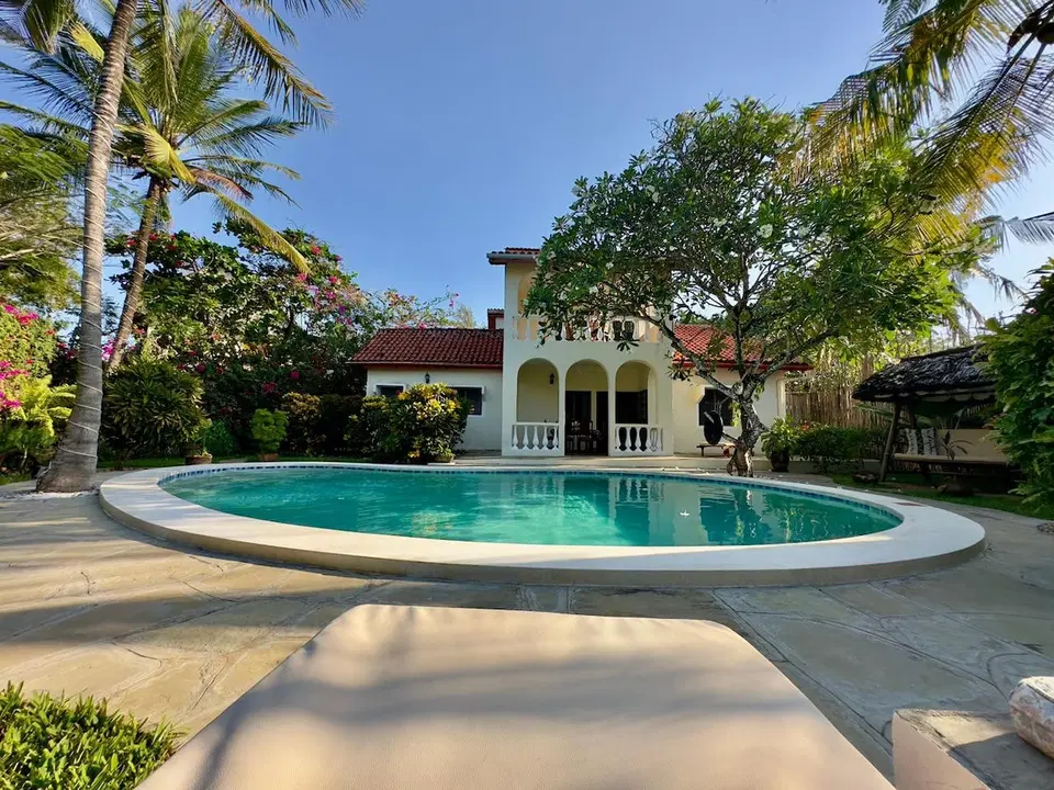 Banana House — photo 1