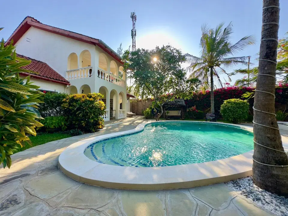 Banana House — photo 2