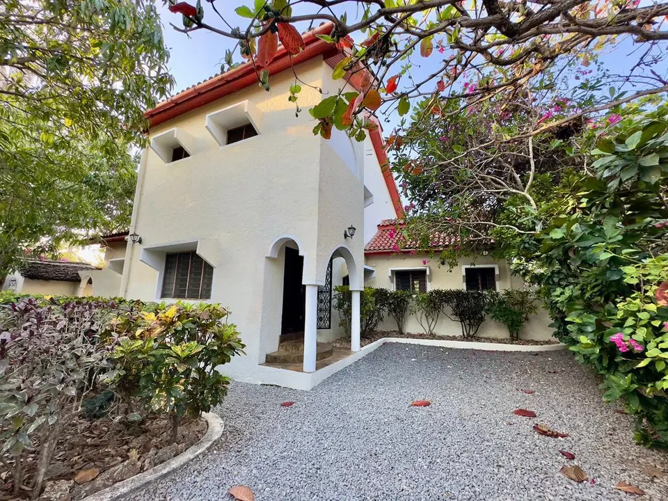 Banana House — photo 3