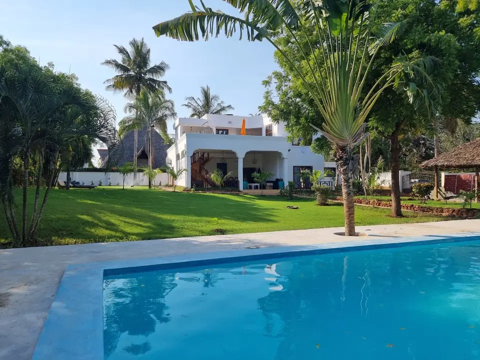 Familia 4BR Villa: Private Pool, Tranquil Diani Beach — photo 1