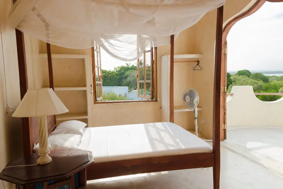 Stunning Sunny Villa Overlooking Mida Creek — photo 13
