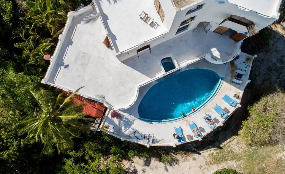 Stunning Sunny Villa Overlooking Mida Creek — photo 7
