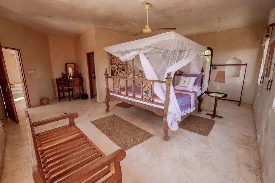 Stunning Sunny Villa Overlooking Mida Creek — photo 9